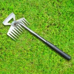 Multifunctional Garden Rake Manganese Steel Hand Weeder Rake Agricultural Weed Puller Shovel Grass Rooting Soil Loosening Tool - Image 3